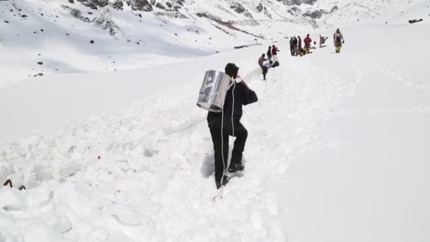 Εργάτης Επαναλειτουργεί Kedarnath Trek Κλειδωμένο Από Χιονόπτωση Kedarnath Είναι Ένα — Αρχείο Βίντεο