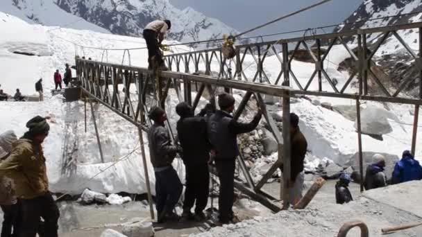 印度Uttarakhand的Rudraprayag 2020年2月24日 正在建造的桥梁在Kedarnath灾难中倒塌 有一个关于凯达那塔庙宇地区的计划 该地区在 — 图库视频影像