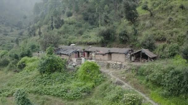 Het Rustige Hart Van Uttarakhands Bergen Staat Een Rustieke Hut — Stockvideo