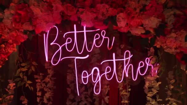 Декор Better Together Художественном Оформлении Подчеркивает Единство Индийского Жениха Невесты — стоковое видео