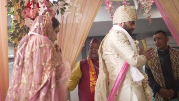 Στην Τελετουργική Γιορτή Ινδή Νύφη Και Γαμπρός Ενώνουν Τις Ψυχές — Αρχείο Βίντεο