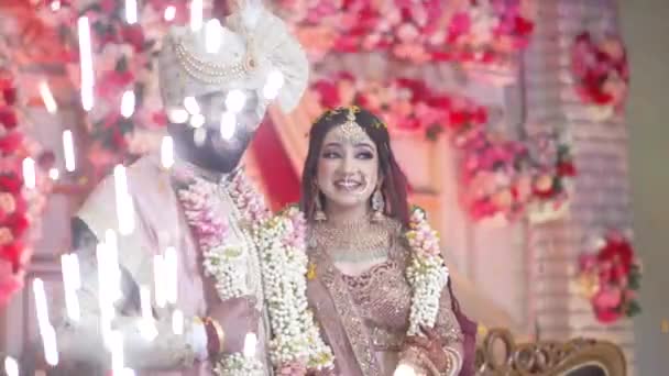 Tijdloze Schoonheid Van Een Indiaas Bruidspaar Stralende Vreugde Culturele Elegantie — Stockvideo