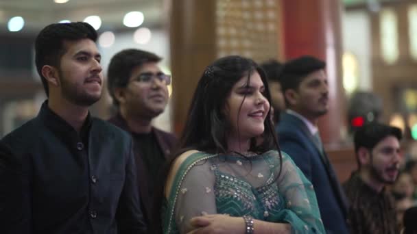 Sierlijke Bocht Van Haar Glimlach Straalt Indiase Schoonheid Warmte Vreugde — Stockvideo