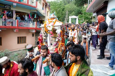 Dehradun, Uttarakhand Hindistan-17 Mayıs 2023 Uttarakhands görkemli dağlarında büyüleyici bir yolculuğa çıktı. Burada her adım görkemli bir dans.