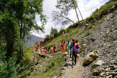 Dehradun, Uttarakhand Hindistan-17 Mayıs 2023 Uttarakhands görkemli dağlarında büyüleyici bir yolculuğa çıktı. Burada her adım görkemli bir dans.