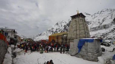 Dehradun, Uttarakhand Hindistan-17 Mayıs 2023-İlahi 'nin gölgesinde, Kedarnath' daki kalabalık bir inanç ve güzel 45 'lik görüntüsü örüyor.