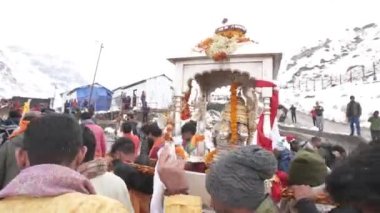 Dehradun, Uttarakhand Hindistan-17 Mayıs 2023 - Kedarnath 'ın ruhani tepelerinde nefes kesen bir yolculuğa çıktı.