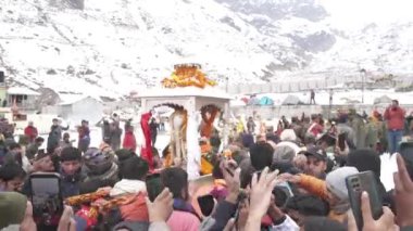 Dehradun, Uttarakhand Hindistan-17 Mayıs 2023 Uttarakhands tepelerinin göbeğinde güzel bir kalabalık ruhani bir yolculuğa çıkıyor. 
