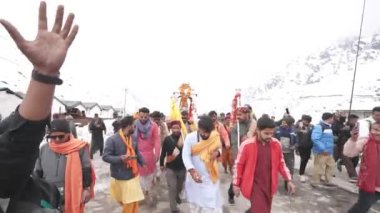 Dehradun, Uttarakhand Hindistan-17 Mayıs 2023 Uttarakhands Tepesi 'nden geçen her virajda kutsal bir tapınak görüntüsü var.