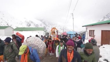 Dehradun, Uttarakhand Hindistan-17 Mayıs 2023 - Kedarnath 'ın ruhani tepelerinde nefes kesen bir yolculuğa çıktı.