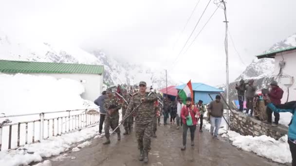 Dehradun Uttarakhand India Mei 2023 Perjalanan Darat Militer Mana Setiap — Stok Video