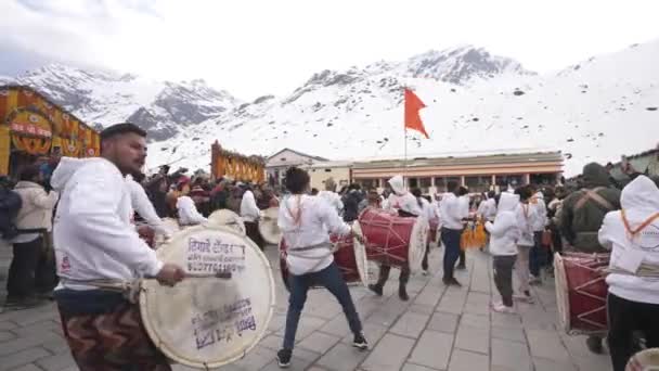 Dehradun Uttarakhand India May 2023 사원의 성스러운 공간에서 Resounding Dhol — 비디오