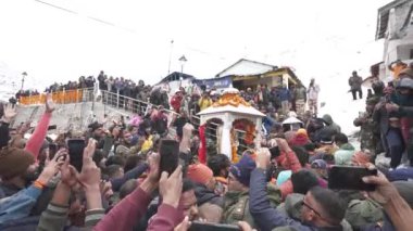 Dehradun, Uttarakhand Hindistan-17 Mayıs 2023 Uttarakhands tepelerinin göbeğinde güzel bir kalabalık ruhani bir yolculuğa çıkıyor. 