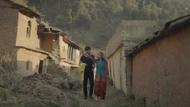 Отправляясь Восхитительное Путешествие Индийская Девушка Знакомит Мальчика Очарованием Своего Родного — стоковое видео