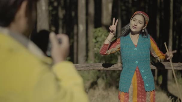 Dehradun Uttarakhand India Április 2023 Egy Indiai Lány Gyönyörűen Megragadja — Stock videók