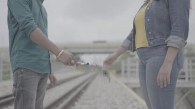 Kültürel bir duygu alışverişinde, Hintli bir erkek bir kadına flüt hediye eder. 4k görüntü