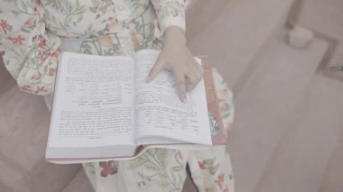 Bilginin sessiz kucağında, Hintli bir kız kitap okurken keyif alır, hayal gücünün harikalarını çözer ve 45 'lik görüntüler öğrenir. 