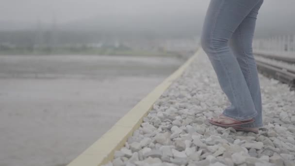 Ритмічній Подорожі Вздовж Залізничної Колії Індійська Дівчина Знаходить Свій Шлях — стокове відео