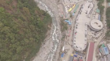 Nefes kesici hava manzaraları Himalaya nehri, yaşam tarzı ve ormanını kapsıyor. Yüksek kalite 4k görüntü