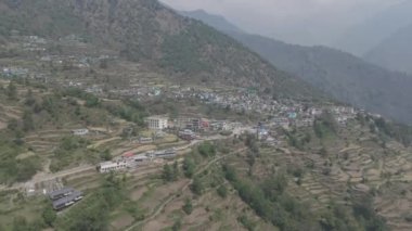 Yaşayan evler Himalayalar 'ın kucaklamasını şereflendirir. Yüksek kalite 4k görüntü