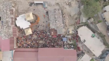 Takipçiler, Kedarnaths Doli 'ye bir duvar halısı örerek güzellik getirir. Yüksek kalite 4k görüntü