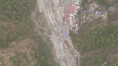 Himalaya dağlarında yaşam tarzı yukarıdan ele geçirildi. Yüksek kalite 4k görüntü