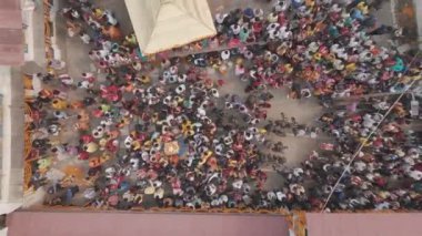 Takipçiler Kedarnaths Doli ile yolu süsleyerek görkemli bir gösteri yarattılar. Yüksek kalite 4k görüntü