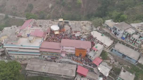 Gathered Crowds Prepare Kedarnaths Doli Journey Amidst Himalayan Majesty High — Vídeo de stock