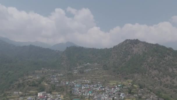 Himalayalar Kollarında Yuva Yapmış Evleri Hava Görüntüleriyle Yakalıyorlar Yüksek Kalite — Stok video