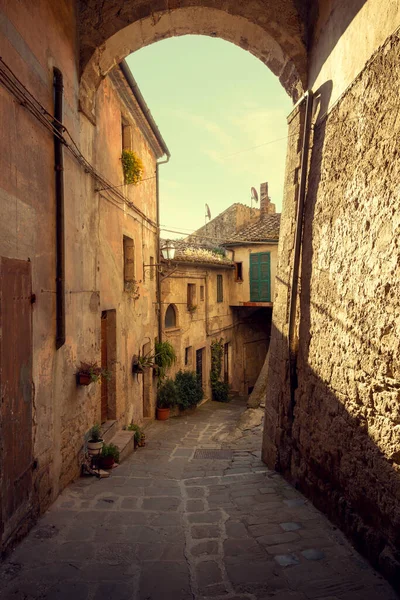 Úzká Ulice Městě Sorano Toskánsku Itálie — Stock fotografie