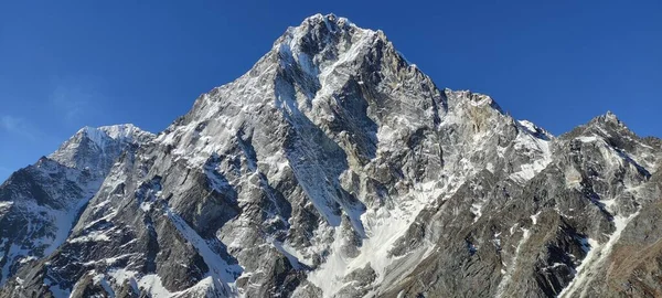 Everest Dağı 'nda yüksek karlı dağ zirveleri mavi gökyüzünün altında