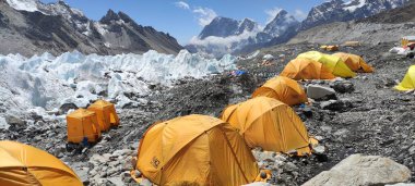Nepal 'deki Gorak Shep' deki Everest Ana Kampı 'nda sarı çadırlar.
