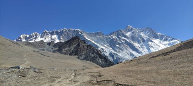 Chukhung 'da, Nepal' deki Everest Dağı 'nda mavi gökyüzünün altında yüksek kar tepeleri.