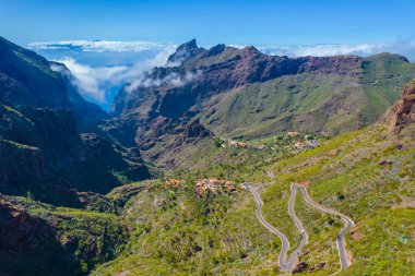 Tenerife, Kanarya Adaları 'ndaki Masca dağ köyüne giden kıvrımlı yılan yolu. İspanya 'nın en çok ziyaret edilen yerlerinden biri.