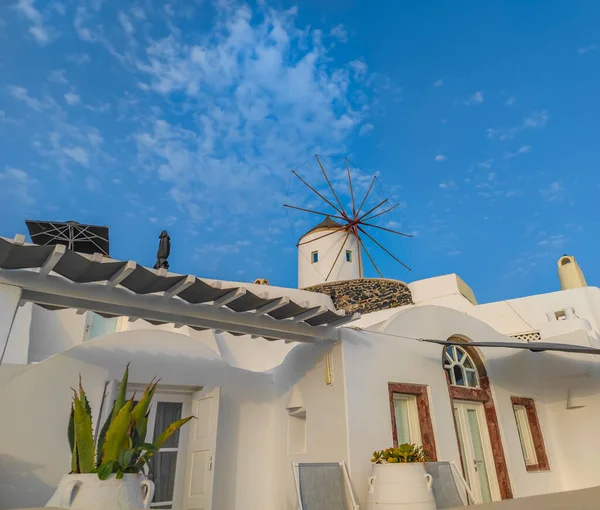 青い空を背景にサントリーニ島 ギリシャのOia村の伝統的なギリシャの風車 — ストック写真