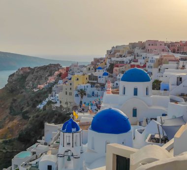 Santorini Adası 'nın göz kamaştırıcı akşam manzarası. Yunanistan 'ın ünlü tatil beldesi Oia, Yunanistan' da yaz günbatımı.