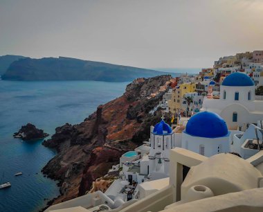 Santorini Adası 'nın göz kamaştırıcı akşam manzarası. Yunanistan 'ın ünlü tatil beldesi Oia, Yunanistan' da yaz günbatımı.