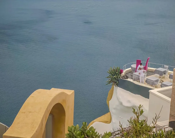 Tarasy Wiosce Oia Wyspie Santorini Przygotowywane Ślubu Stołami Łańcuchami Krawędzi — Zdjęcie stockowe