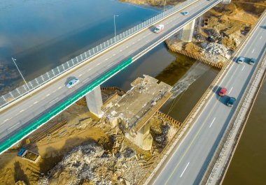 Otoyol yapımı halindeki hava aracı görüntüsü. Litvanya 'da Vilnius ve Klaipeda arasında A1 otoyolunda yeni bir viyadük inşa ediliyor.