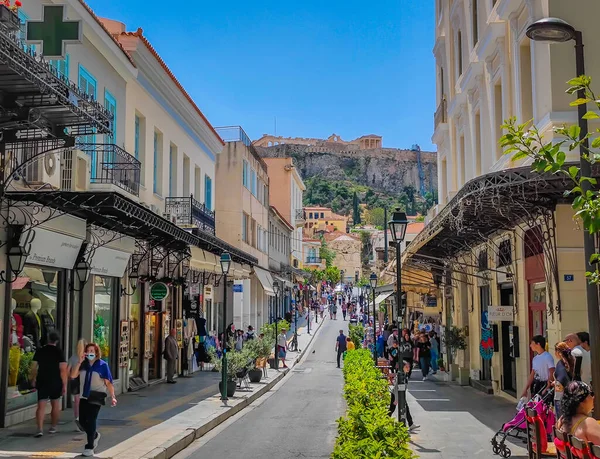 03 27 2023 Atina, Yunanistan. Atina 'da Akropolis' e giden güzel uzun düz yaya caddesi.