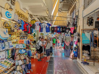 04 01 2023 Atina, Yunanistan. Atina 'nın Plaka kentindeki Monastiraki bölgesindeki eski pazar dükkanlarından alışveriş yapan insanlar. Atina pazarında alışveriş, seyahat ve tatil kavramı.