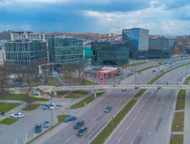 Kaunas, Litvanya - 04 08 2023. Nemunas Nehri kıyısında gökdelenleri ve modern ofis binaları olan yeni Kaunas şehir merkezi