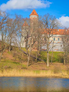 Litvanya 'daki Panemune Kalesi. Teutonic Şövalyeleri 'nin ilk tepe kalesi. Litvanya 'da Rönesans dönemi binası. Ortaçağ tuğla kalesi ve kulesi