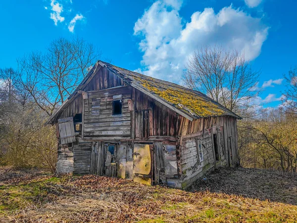Abandonado Casa Madeira Século Com Telhado Musgo Campo Rural Lituânia — Fotografia de Stock