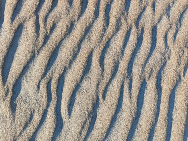 Doğal dalgalı kum dokusu. Arka plan için kumsal deseni. Üst görünüm