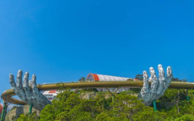 Ba Na tepelerindeki Altın Köprü 'nün havadan görüntüsü, Da Nang, Vietnam. İki dev beton el kaldırdı. SunWorld tatil köyündeki ikonik köprü ve park