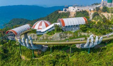 Ba Na tepelerindeki Altın Köprü 'nün havadan görüntüsü, Da Nang, Vietnam. İki dev beton el kaldırdı. SunWorld tatil köyündeki ikonik köprü ve park