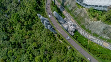 Ba Na tepelerindeki Altın Köprü 'nün havadan görüntüsü, Da Nang, Vietnam. İki dev beton el kaldırdı. SunWorld tatil köyündeki ikonik köprü ve park