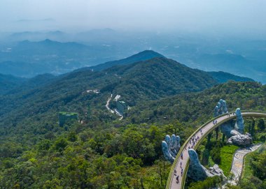 Ba Na tepelerindeki Altın Köprü 'nün havadan görüntüsü, Da Nang, Vietnam. İki dev beton el kaldırdı. Dağlardaki ikonik dünyaca ünlü köprü