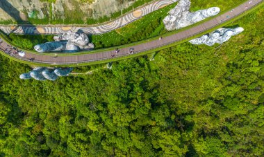 Ba Na tepelerindeki Altın Köprü 'nün havadan görüntüsü, Da Nang, Vietnam. İki dev beton el kaldırdı. Dağlardaki ikonik dünyaca ünlü köprü